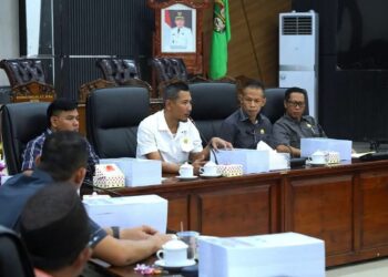 Ketua DPRD, Achmad Sholeh (tengah) menyampaikan kritik terkait hubungan DPRD dan Pemda di forum pembahasan LKPJ Bupati Tahun 2024, Rabu (09/04/2025). Foto: Humas DPRD.