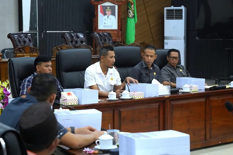 Ketua DPRD, Achmad Sholeh (tengah) menyampaikan kritik terkait hubungan DPRD dan Pemda di forum pembahasan LKPJ Bupati Tahun 2024, Rabu (09/04/2025). Foto: Humas DPRD.