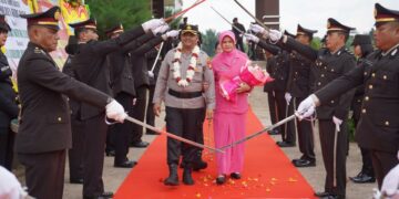 Kapolres Kubu Raya Resmi Berganti, AKBP Kadek Ary Mahardika Disambut Tradisi Pedang Pora
