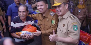 Bupati Sambas H. Satono, S. Sos. I., M.H., mendampingi Kunjungan Kerja Gubernur Kalimantan Barat Drs. H. Ria Norsan, M.M., M.H., di Kabupaten Sambas. Selasa (22/04/2025).
