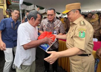 Direktur Utama Bank Kalbar, Rokidi, turut mendampingi Gubernur Kalimantan Barat, Drs. H. Ria Norsan, M.M., M.H., dalam kegiatan operasi pasar murah di Pasar Rakyat Kabupaten Sambas, pada 22 April 2025.