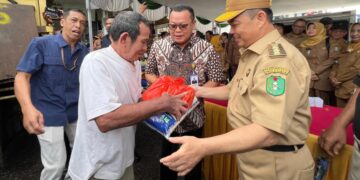 Direktur Utama Bank Kalbar, Rokidi, turut mendampingi Gubernur Kalimantan Barat, Drs. H. Ria Norsan, M.M., M.H., dalam kegiatan operasi pasar murah di Pasar Rakyat Kabupaten Sambas, pada 22 April 2025.