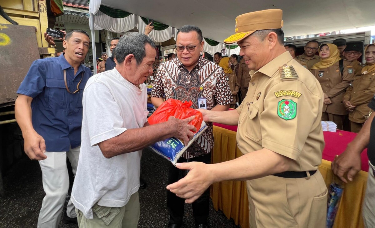 Direktur Utama Bank Kalbar, Rokidi, turut mendampingi Gubernur Kalimantan Barat, Drs. H. Ria Norsan, M.M., M.H., dalam kegiatan operasi pasar murah di Pasar Rakyat Kabupaten Sambas, pada 22 April 2025.