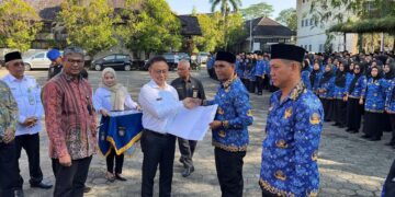 Wali Kota Pontianak Edi Rusdi Kamtono menyerahkan secara simbolis SK kepada ASN Pemkot Pontianak.