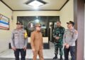 Bupati Kubu Raya Sujiwo meninjau Markas Polsek Rasau Raya, Kecamatan Rasau Jaya, Senin (28/4/2025).
