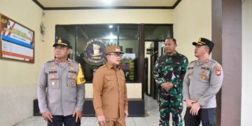 Bupati Kubu Raya Sujiwo meninjau Markas Polsek Rasau Raya, Kecamatan Rasau Jaya, Senin (28/4/2025).