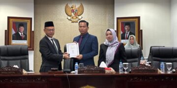 Edi Rusdi Kamtono usai menyampaikan pendapat akhirnya di Ruang Rapat Paripurna DPRD Kota Pontianak, Rabu (30/4/2025).