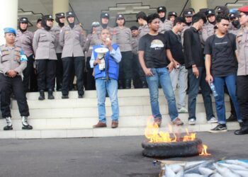 Ketua Himpunan Nelayan Seluruh Indonesia (HNSI) Kalbar, Hermili Jamani saat berorasi di depan gedung DPRD Provinsi Kalimantan Barat yang diwarnai dengan aksi bakar ban dan ikan salem impor pada Senin (21/04/2025). Foto : Deny Wahyu Hendrata.