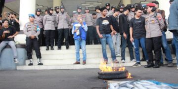 Ketua Himpunan Nelayan Seluruh Indonesia (HNSI) Kalbar, Hermili Jamani saat berorasi di depan gedung DPRD Provinsi Kalimantan Barat yang diwarnai dengan aksi bakar ban dan ikan salem impor pada Senin (21/04/2025). Foto : Deny Wahyu Hendrata.