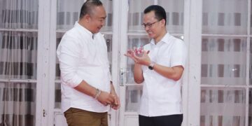 Kepala BIN Kalbar menyerahkan cinderamata kepada Bupati Alex. Foto: Prokopim Pemkab Ketapang.