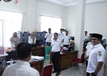 Bupati Sambas H. Satono, S. Sos. I. MH didampingi Wakil Bupati Sambas H. Heroaldi Djuhardi Alwi, ST., MT, Sekretaris Daerah Kabupaten Sambas, Ir. H. Fery Madagaskar, M.Si. melakukan inspeksi mendadak (sidak) di sejumlah kantor pelayanan publik di hari kedua masuk kerja usai libur lebaran Idul Fitri 1446 Hijriah atau 2025 Masehi. Rabu (09/04/2025)