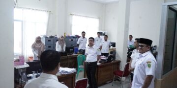 Bupati Sambas H. Satono, S. Sos. I. MH didampingi Wakil Bupati Sambas H. Heroaldi Djuhardi Alwi, ST., MT, Sekretaris Daerah Kabupaten Sambas, Ir. H. Fery Madagaskar, M.Si. melakukan inspeksi mendadak (sidak) di sejumlah kantor pelayanan publik di hari kedua masuk kerja usai libur lebaran Idul Fitri 1446 Hijriah atau 2025 Masehi. Rabu (09/04/2025)
