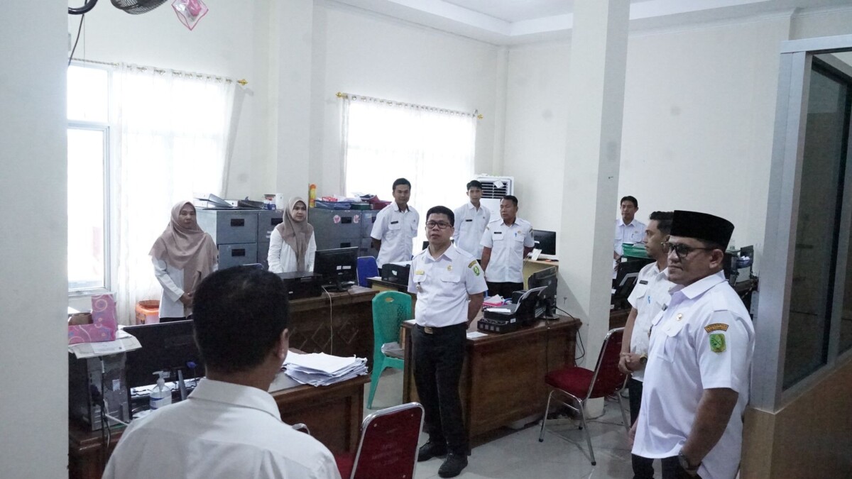 Bupati Sambas H. Satono, S. Sos. I. MH didampingi Wakil Bupati Sambas H. Heroaldi Djuhardi Alwi, ST., MT, Sekretaris Daerah Kabupaten Sambas, Ir. H. Fery Madagaskar, M.Si. melakukan inspeksi mendadak (sidak) di sejumlah kantor pelayanan publik di hari kedua masuk kerja usai libur lebaran Idul Fitri 1446 Hijriah atau 2025 Masehi. Rabu (09/04/2025)