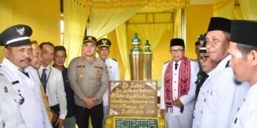 Sujiwo menunaikan nazarnya berziarah ke makam Raja Kubu Tuan Besar Syarif Idrus di Kecamatan Kubu, Senin (28/4/2025).