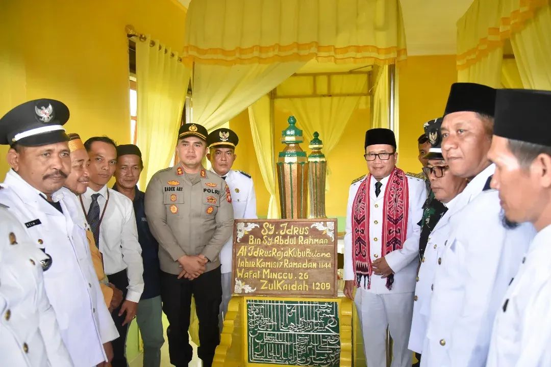 Sujiwo menunaikan nazarnya berziarah ke makam Raja Kubu Tuan Besar Syarif Idrus di Kecamatan Kubu, Senin (28/4/2025).