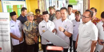 Menteri Kesehatan RI Budi Gunadi Sadikin menyerahkan tiga unit perangkat Internet Starlink kepada Puskesmas Sungai Raya, Kecamatan Sungai Raya, Rabu (16/4/2025).