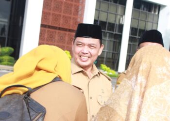 Gubernur Kalbar, Ria Norsan usai apel pagi bersama awal bulan sekaligus silaturahmi bersama seluruh ASN Pemprov kalbar di halaman kantor Gubernur pada Selasa (8/4/2025). Foto : Deny Wahyu Hendrata.