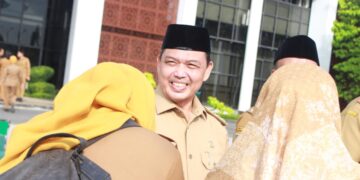 Gubernur Kalbar, Ria Norsan usai apel pagi bersama awal bulan sekaligus silaturahmi bersama seluruh ASN Pemprov kalbar di halaman kantor Gubernur pada Selasa (8/4/2025). Foto : Deny Wahyu Hendrata.