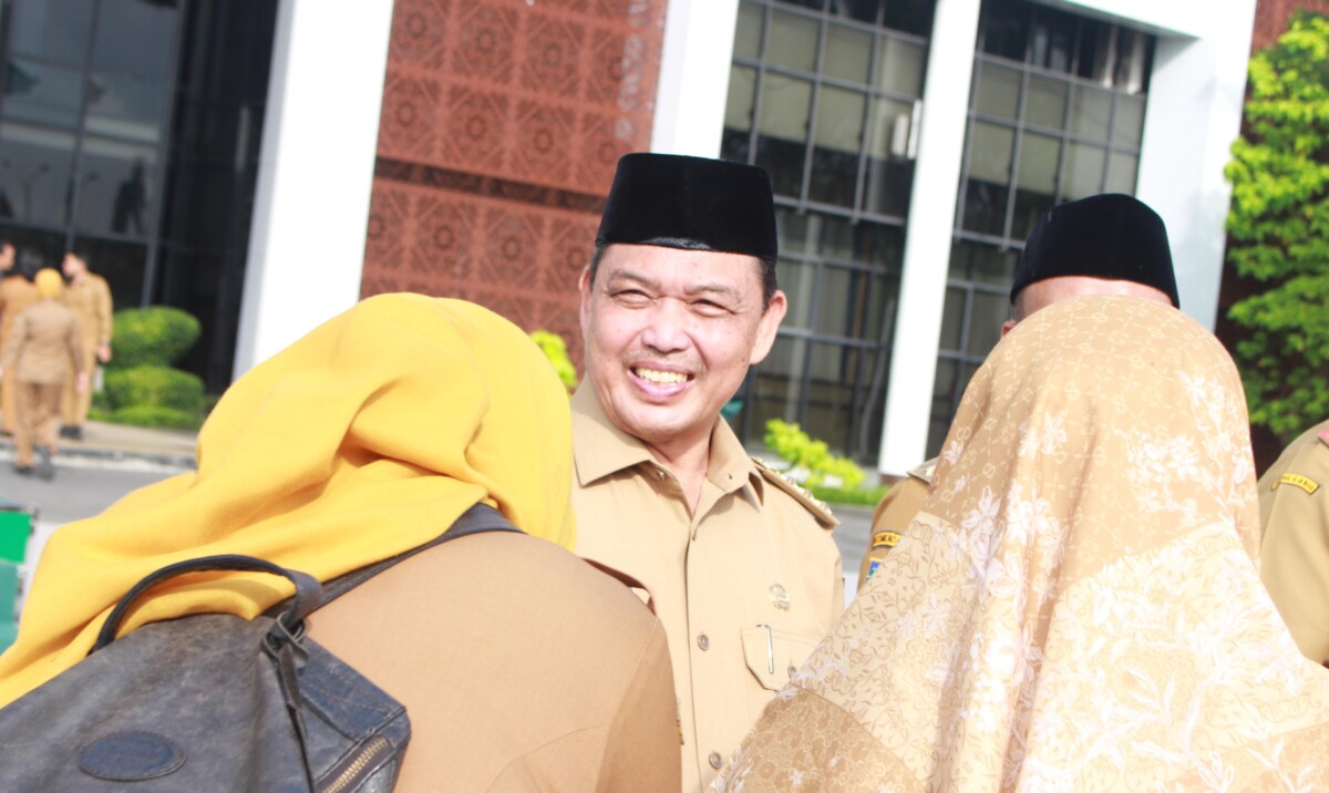 Gubernur Kalbar, Ria Norsan usai apel pagi bersama awal bulan sekaligus silaturahmi bersama seluruh ASN Pemprov kalbar di halaman kantor Gubernur pada Selasa (8/4/2025). Foto : Deny Wahyu Hendrata.