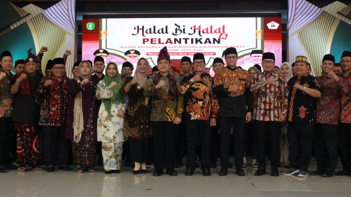 Gubernur Kalbar, Ria Norsan saat menghadiri halal bi halal dan pelantikan pengurus IKMB Kalimantan Barat di pendopo Gubernur pada Kamis (24/04/2025). Foto : Deny Wahyu Hendrata.