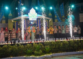 Bupati Sujiwo saat membuka MTQ XI tingkat Kabupaten Kubu Raya di Halaman Kantor Camat Sungai Raya, Senin (28/4/2025) malam.