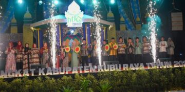Bupati Sujiwo saat membuka MTQ XI tingkat Kabupaten Kubu Raya di Halaman Kantor Camat Sungai Raya, Senin (28/4/2025) malam.