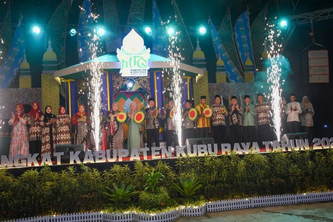 Bupati Sujiwo saat membuka MTQ XI tingkat Kabupaten Kubu Raya di Halaman Kantor Camat Sungai Raya, Senin (28/4/2025) malam.