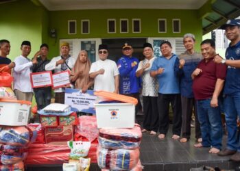 Bupati Kubu Raya Sujiwo menyerahkan bantuan kepada korban bencana kebakaran di Desa Limbung dan Desa Kuala Dua, Jumat (4/4/2025).
