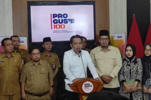 Bupati Fawait saat konferensi pers didampingi beberapa Kepala OPD dan Ketua TP3D. foto: Sigit Priyono/Jurnalis.co.id