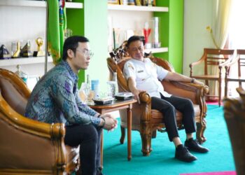 Wali Kota Pontianak Edi Rusdi Kamtono berbincang dengan Michael Chai, Organizing Chairperson Saberkas.