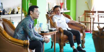 Wali Kota Pontianak Edi Rusdi Kamtono berbincang dengan Michael Chai, Organizing Chairperson Saberkas.