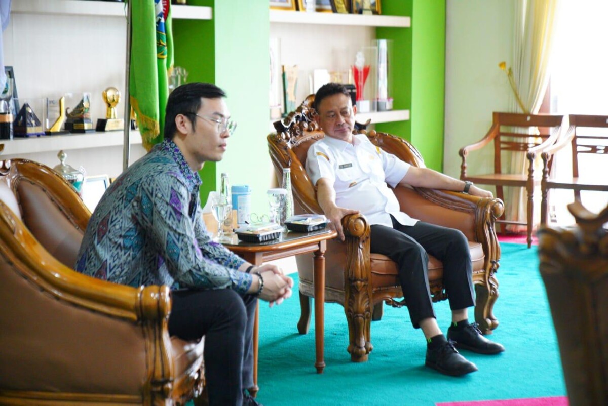 Wali Kota Pontianak Edi Rusdi Kamtono berbincang dengan Michael Chai, Organizing Chairperson Saberkas.