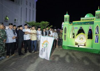 Bupati dan Wakil Bupati ketika melepas pawai takbir keliling Idul Fitri. Foto: Prokopim Pemkab Ketapang.
