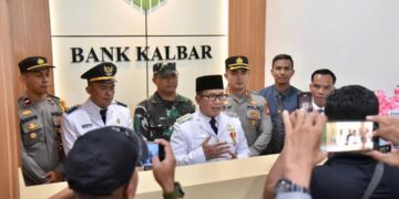 Bupati Kubu Raya Sujiwo meresmikan relokasi Kantor Cabang Pembantu Bank Kalbar di Desa Kubu, Kecamatan Kubu, Senin (28/4/2025).