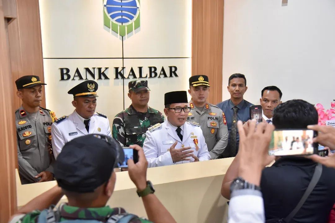 Bupati Kubu Raya Sujiwo meresmikan relokasi Kantor Cabang Pembantu Bank Kalbar di Desa Kubu, Kecamatan Kubu, Senin (28/4/2025).