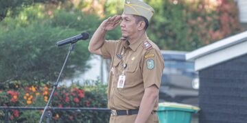Pj Sekda Ketapang, Dedy Shopiardy memimpin apel terakhir di lingkungan Pemkab Ketapang. Foto: Prokopim Pemkab Ketapang.