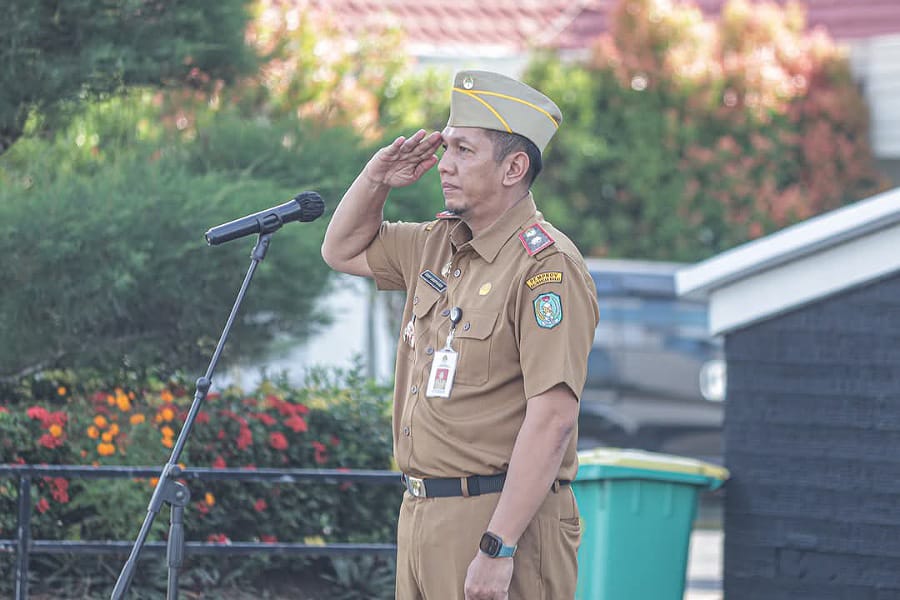 Pj Sekda Ketapang, Dedy Shopiardy memimpin apel terakhir di lingkungan Pemkab Ketapang. Foto: Prokopim Pemkab Ketapang.