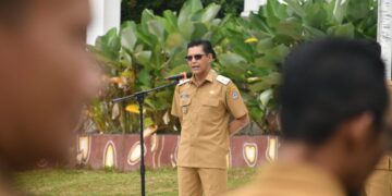 Wakil Bupati Kabupaten Kayong Utara saat memimpin Apel Gabungan yang berlangsung di Halaman Kantor Bupati, Sukadana, Selasa (08/04/2025). Foto :Porkopim