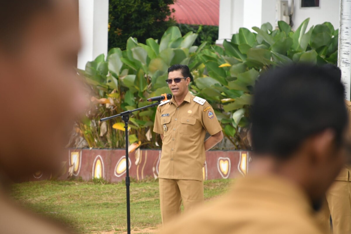Wakil Bupati Kabupaten Kayong Utara saat memimpin Apel Gabungan yang berlangsung di Halaman Kantor Bupati, Sukadana, Selasa (08/04/2025). Foto :Porkopim