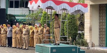 Wali Kota Pontianak Edi Rusdi Kamtono saat memberikan arahan di hari pertama masuk kerja pasca cuti bersama lebaran.