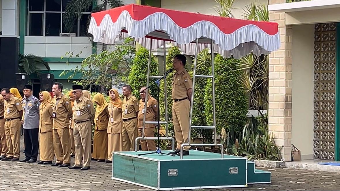 Wali Kota Pontianak Edi Rusdi Kamtono saat memberikan arahan di hari pertama masuk kerja pasca cuti bersama lebaran.