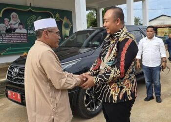 Ketua MUI Ketapang, Faisol Maksum menyambut kedatangan Bupati Ketapang, Alexander Wilyo. Foto: Prokopim Ketapang.