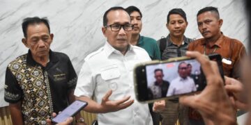Bupati Sujiwo usai menerima audiensi warga Desa Kubu, Kecamatan Kubu, di Kantor Bupati Kubu Raya, Rabu (23/4/2025).