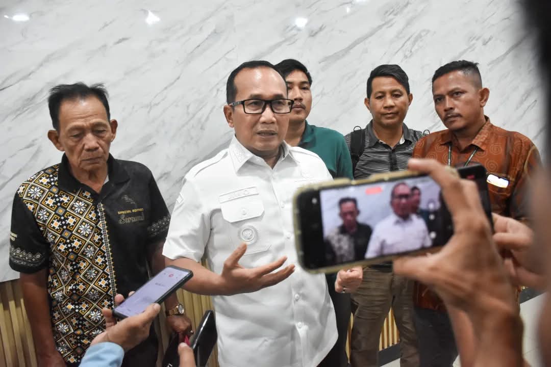 Bupati Sujiwo usai menerima audiensi warga Desa Kubu, Kecamatan Kubu, di Kantor Bupati Kubu Raya, Rabu (23/4/2025).