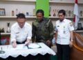 Wali Kota Pontianak Edi Rusdi Kamtono menandatangani MoU kerja sama dengan LPPOM MUI dalam memfasilitasi sertifikasi halal bagi pelaku UMKM.