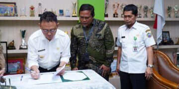 Wali Kota Pontianak Edi Rusdi Kamtono menandatangani MoU kerja sama dengan LPPOM MUI dalam memfasilitasi sertifikasi halal bagi pelaku UMKM.