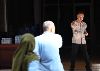 Anggota Satpol PP dan ASN Pemkot Pontianak mengikuti latihan bela diri Tarung Derajat di halaman Kantor Wali Kota.