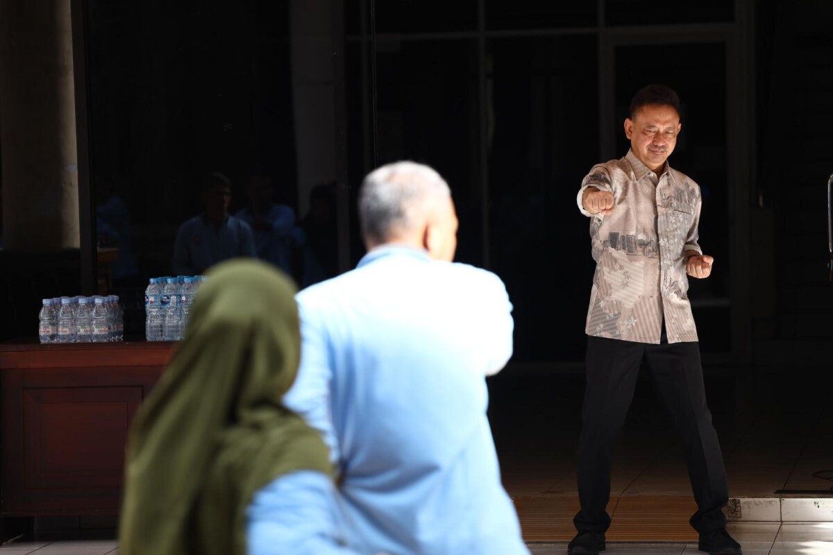 Anggota Satpol PP dan ASN Pemkot Pontianak mengikuti latihan bela diri Tarung Derajat di halaman Kantor Wali Kota.