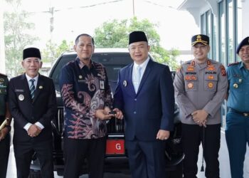 Penyerahan mobil dinas secara simbolis kepada Bupati Ketapang periode 2025 - 2030. Foto: Prokopim Pemkab Ketapang.