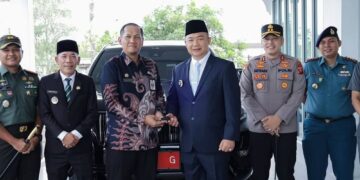 Penyerahan mobil dinas secara simbolis kepada Bupati Ketapang periode 2025 - 2030. Foto: Prokopim Pemkab Ketapang.